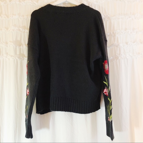 Romeo & Juliet Couture Floral Sweater - Picture 4 of 5